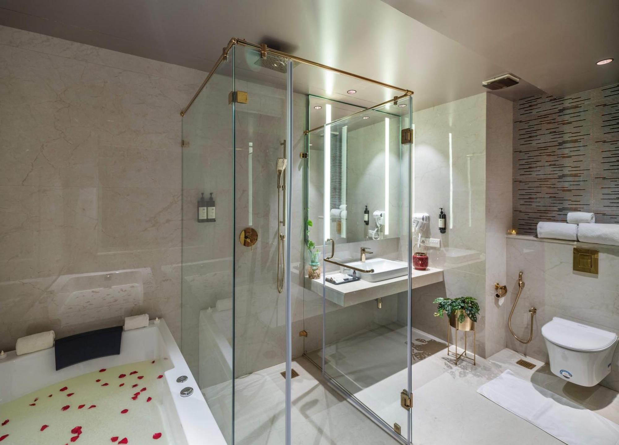 Uday Suites - The Airport Hotel Thiruvananthapuram Dış mekan fotoğraf
