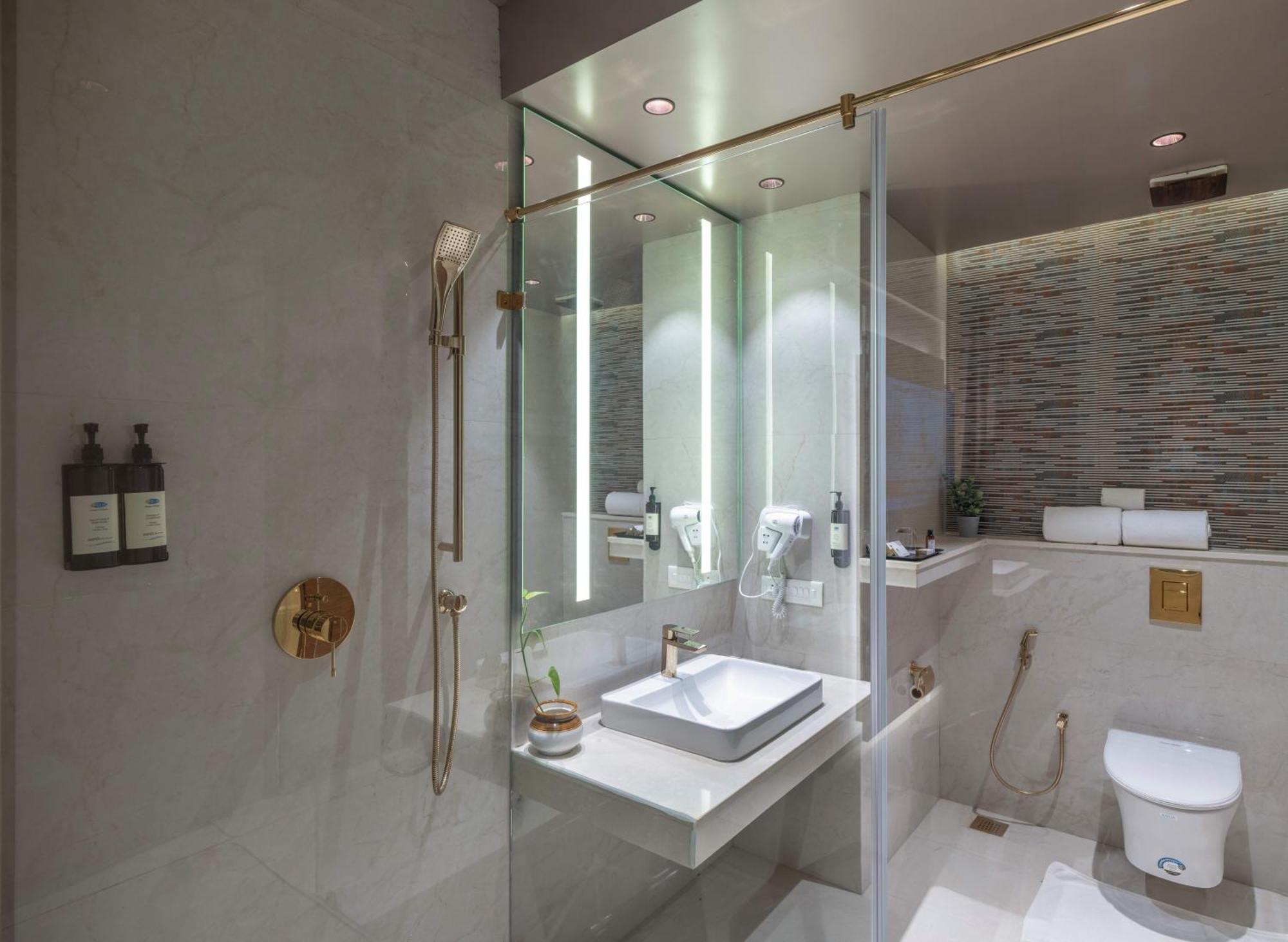 Uday Suites - The Airport Hotel Thiruvananthapuram Dış mekan fotoğraf